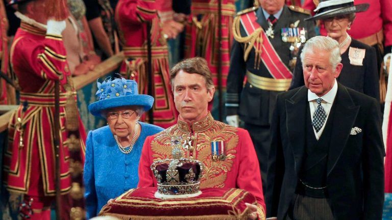 Carlos de Inglaterra asciende al trono británico a los 73 años y Camila Parker pasa a ser reina consorte