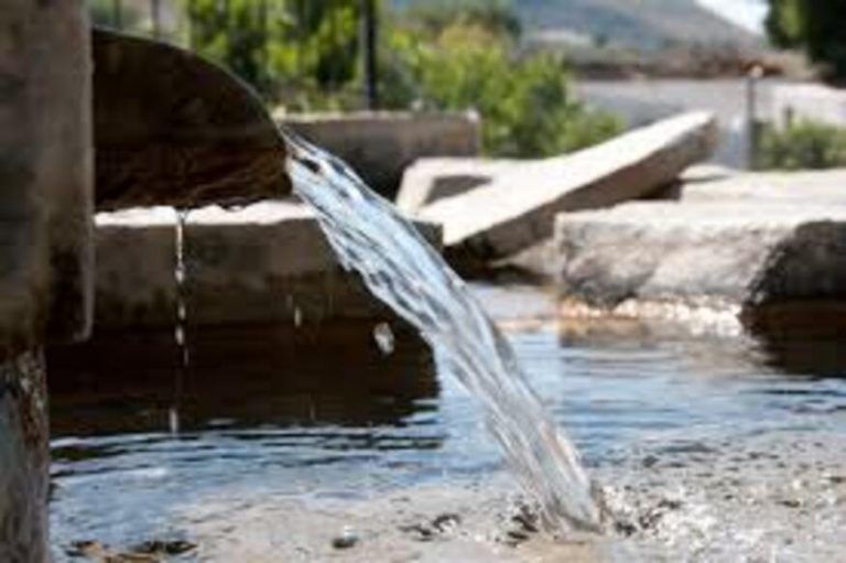 El alcalde de Periana pide a dos mil vecinos que no consuman el agua de la red municipal