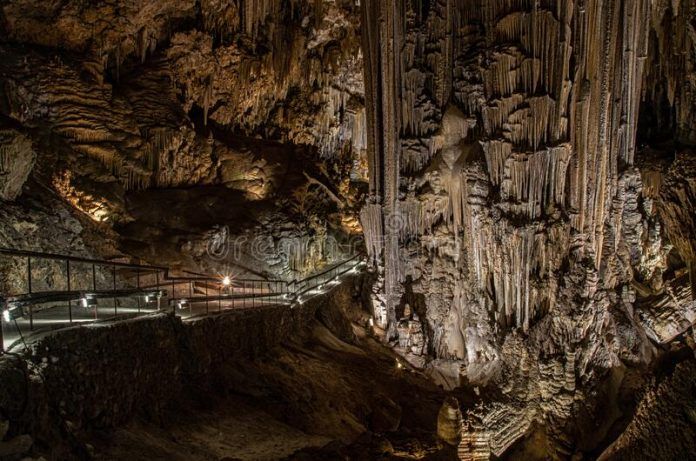 las-cuevas-nerja-de-españa-la-estalactita-más-grande-del-mundo-vista-en-famosas-cercanas-malaga-209849598