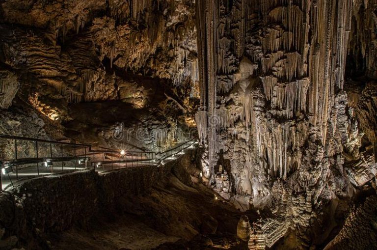 Sabías la estalactita más grande del mundo está en Nerja? y está dentro incluso del libro Guinness