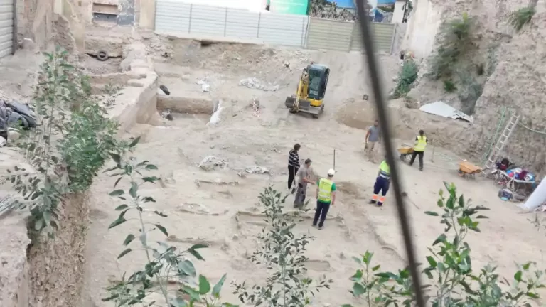 La obra del hotel de Piqué en Málaga, parada tras desenterrar un cementerio musulmán
