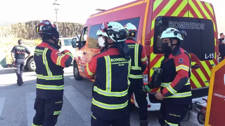 Cuatro intoxicados por humo en el incendio de una clínica de salud mental en Benajarafe