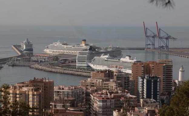 La llegada de cinco cruceros llena Málaga de turistas