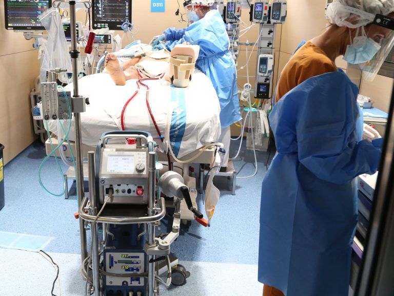 Un equipo médico hace 800 km para salvar a un niño conectado a un corazón y pulmón artificiales