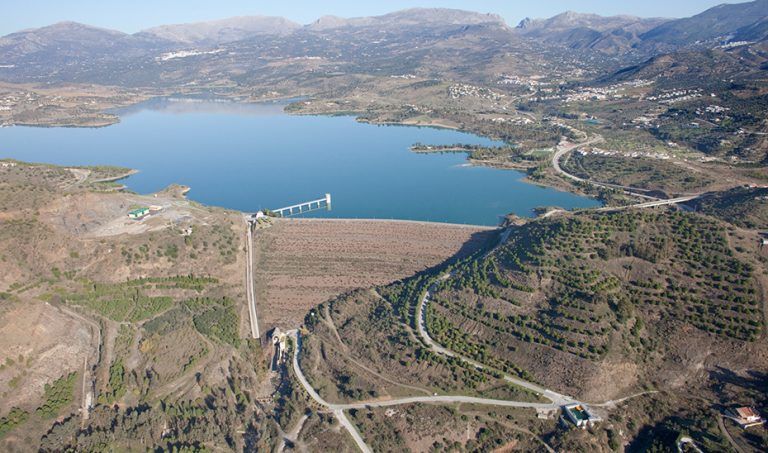 Axaragua se compromete a «intensificar sus esfuerzos» para abastecer al sector agrario de la Axarquía