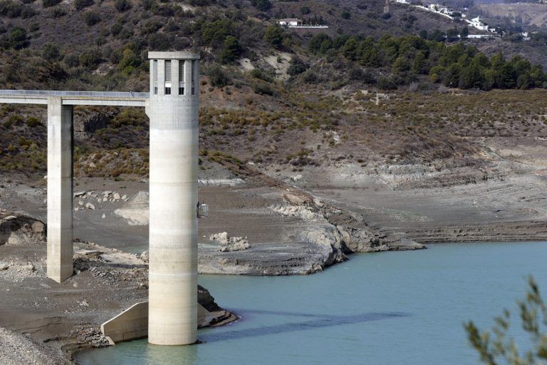Cortado el suministro de agua desde La Viñuela a todos los agricultores de la Axarquía