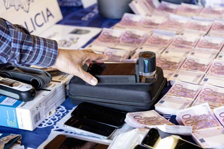 Desmantelado el laboratorio de falsificación de billetes de 500 euros «más importante» de Europa con registros en Málaga