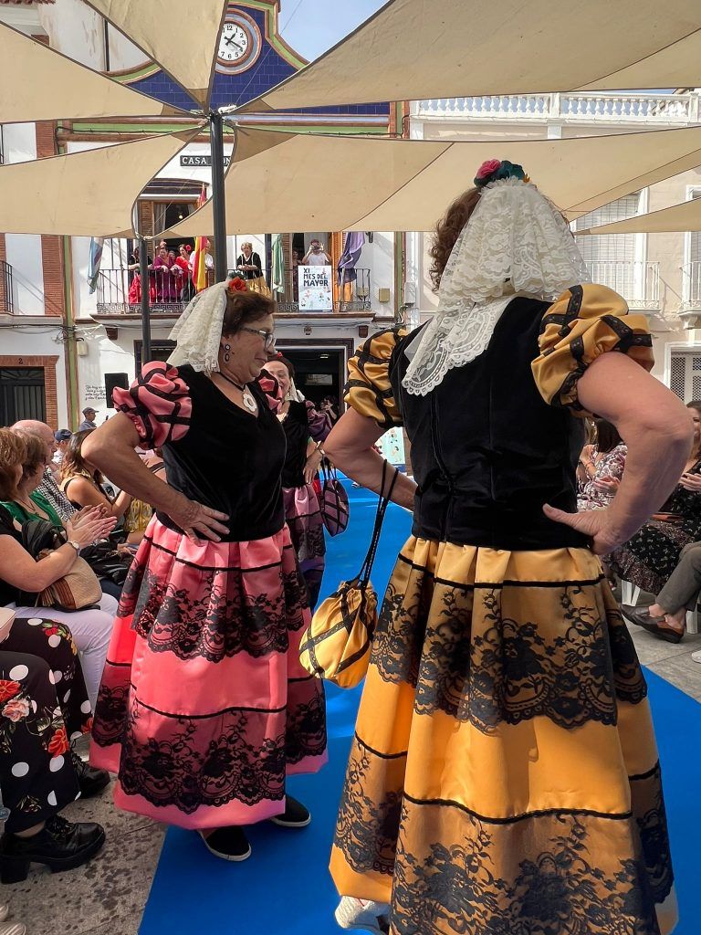 Pizarra acoge el desfile final de ‘Mayores de la Costura’ con los trajes confeccionados por medio centenar de vecinas para sus fiestas patronales