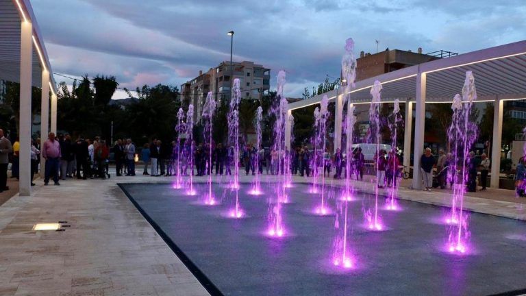 Rincón de la Victoria inaugura una nueva plaza abierta al mar y con el agua como protagonista (vídeo) Rincón de la Victoria inaugura una nueva plaza abierta al mar y con el agua como protagonista (vídeo)