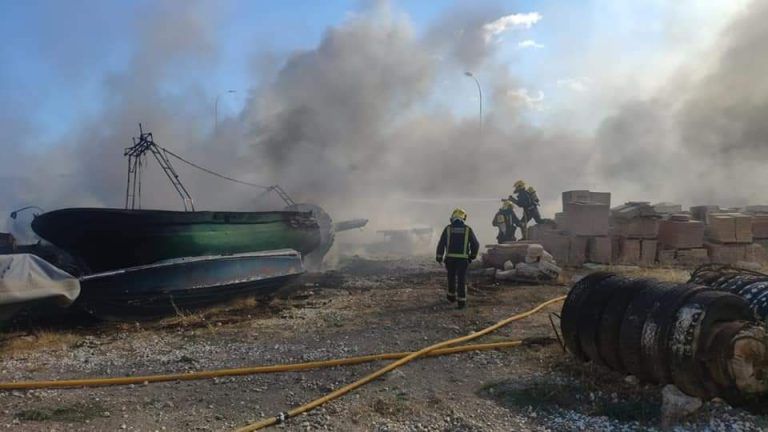 Extinguido el incendio que ha afectado a embarcaciones en el puerto de Málaga