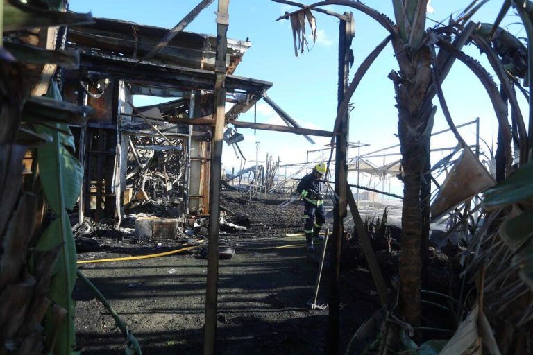 Un incendio calcina el chiringuito Kokun Ocean Club del paseo marítimo de Torremolinos