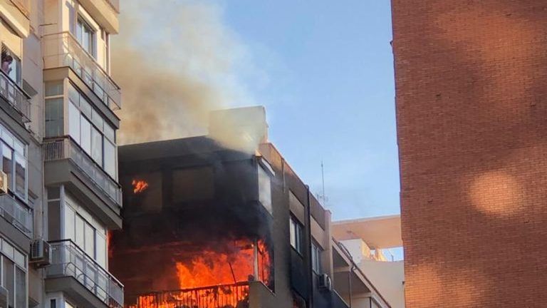 Aparatoso incendio en La Malagueta que calcina una décima planta de un bloque de pisos