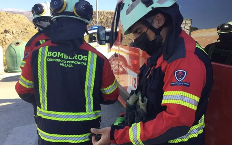 Dan el alta al último de los bomberos que cayeron por un terraplén en Totalán