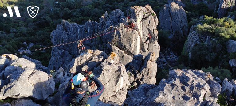 Bomberos del CPB rescatan a una senderista atrapada en el Castillo del Águila, en Gaucín
