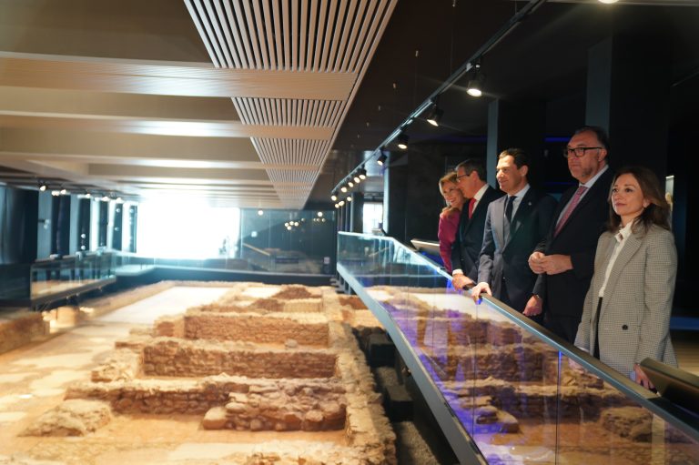 El presidente de la Junta, Juanma Moreno, visita el yacimiento de la Villa Romana Antiopa en Rincón de la Victoria