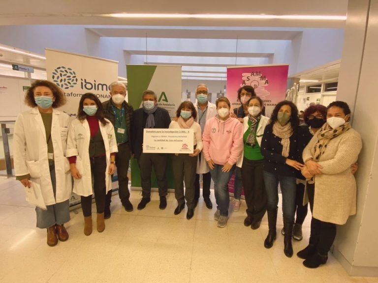 IBIMA Plataforma BIONAND recibe por parte de la asociación ASAMMA una donación de 3.000 euros para una investigación genética relacionada con el cáncer de mama metastásico