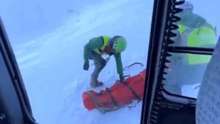 Rescatados en Sierra Nevada a 3.000 metros de altura dos policías locales malagueños heridos