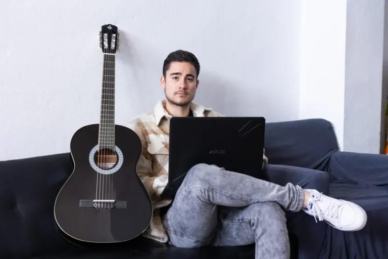 Adrián Campos, el cantante sin discográfica que triunfa en las redes