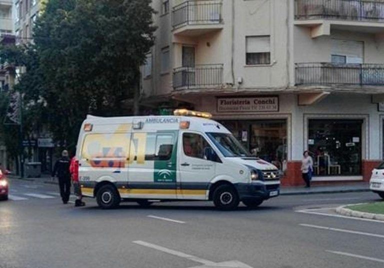 Herido un conductor de ambulancia en Málaga al auxiliar a un paciente que saltó en marcha