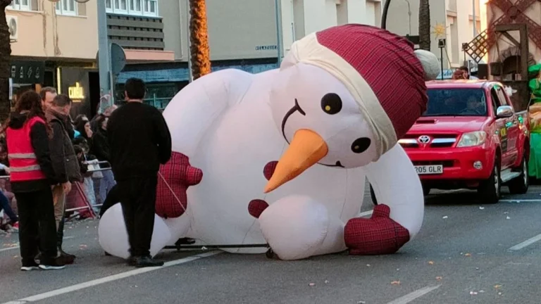 La cabalgata de Cádiz no decepciona nunca: del oso ‘perjudicado’ al muñeco de nieve ‘lisiado’