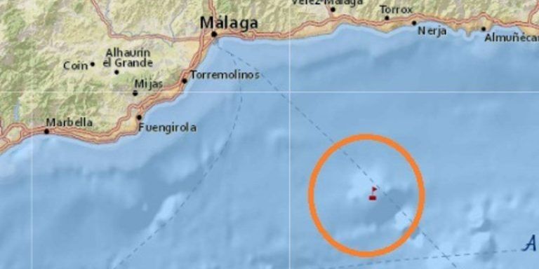 Medio centenar de magrebíes rescatados de una patera a 23 millas de La Caleta de Vélez Málaga