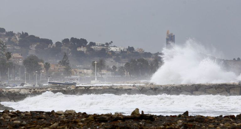 Málaga se prepara para soportar este viernes rachas muy fuertes de viento de levante