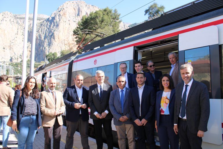 Se estrenan los nuevos servicios que conectan por tren Málaga con el Caminito del Rey en 50 minutos