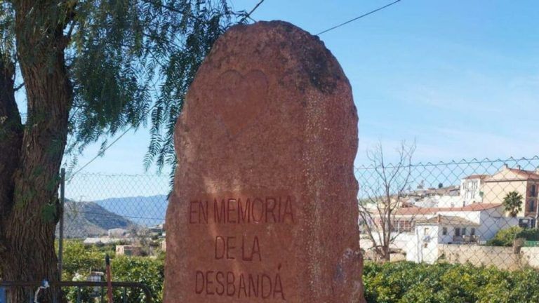 El Valle de Abdalajís inaugura el primer monolito en España dedicado a la tragedia de la ‘Desbandá’