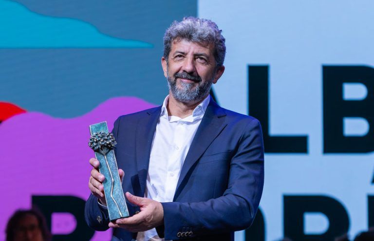 El director Alberto Rodríguez recoge el Premio Retrospectiva – Málaga Hoy como reconocimiento a su carrera