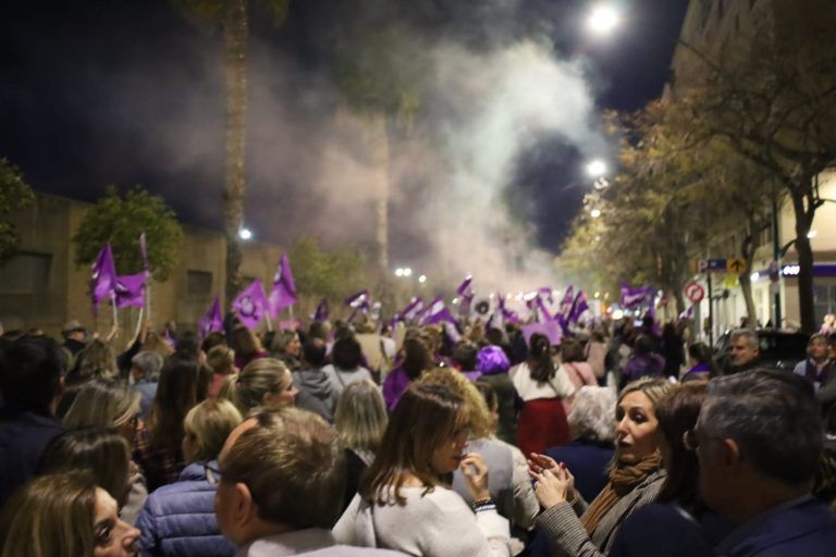 Las calles de Málaga se tiñen de color violeta por el Día de la Mujer