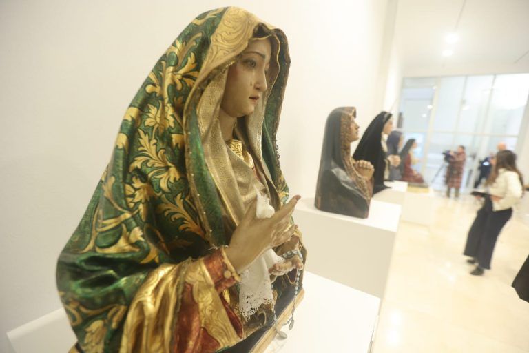 El MAD de Antequera acoge imágenes y pinturas en ‘Gubia y pincel, la pasión en Málaga’