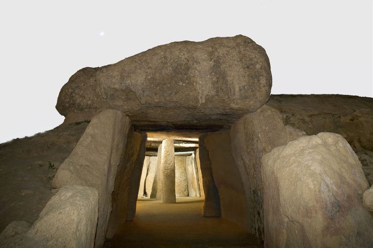 Fijada entre los años 3800 y 3600 la fecha más «verosímil» de construcción del dolmen de Menga