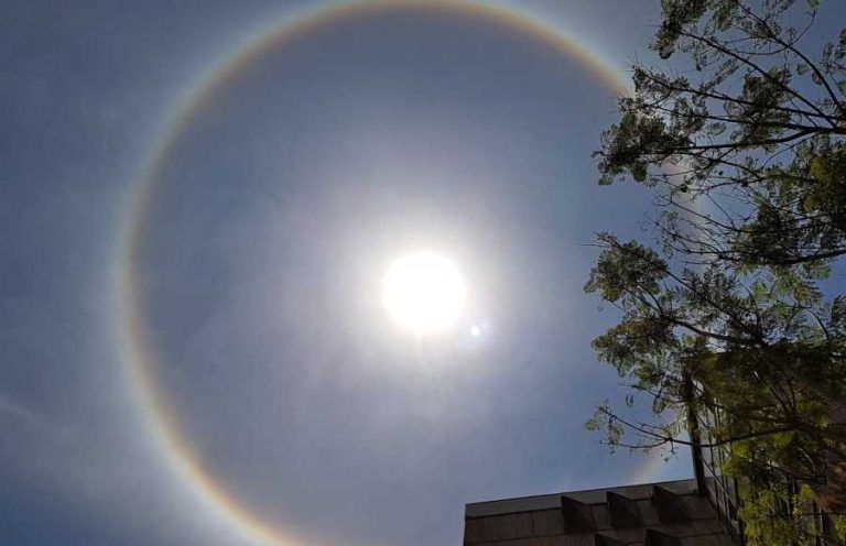 Un sorprendente círculo rodea hoy al sol en Málaga: Un halo solar
