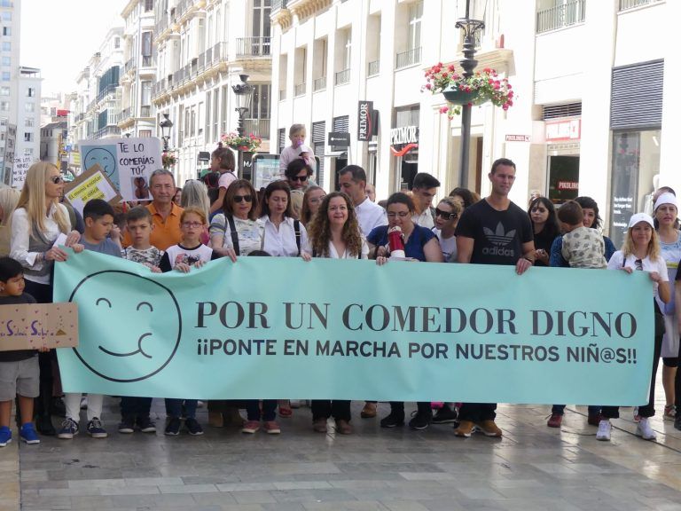 Padres y madres se rebelan en Málaga contra los comedores escolares y exigen una alimentación «digna» para sus hijos