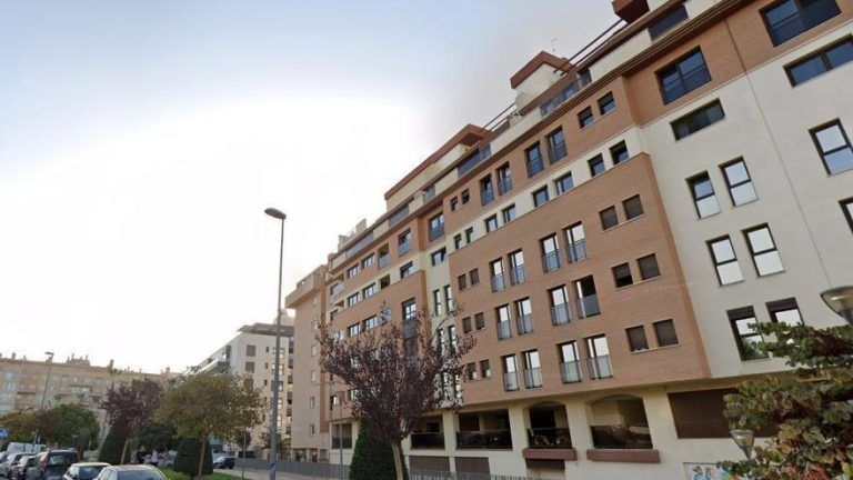 Muere una mujer tras caer por un balcón de un sexto piso en Teatinos y detienen al hombre con el que se citó