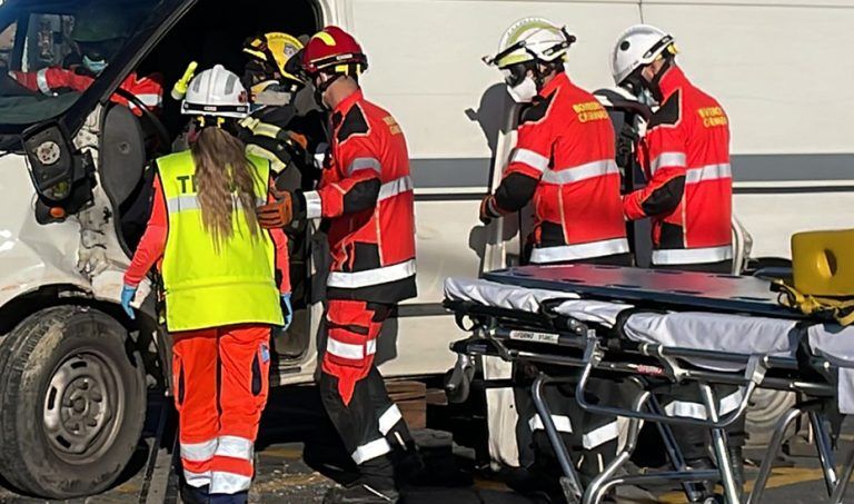 Muere un niño de seis años y herida grave su madre en un incendio en un piso de Granada tras varias deflagraciones