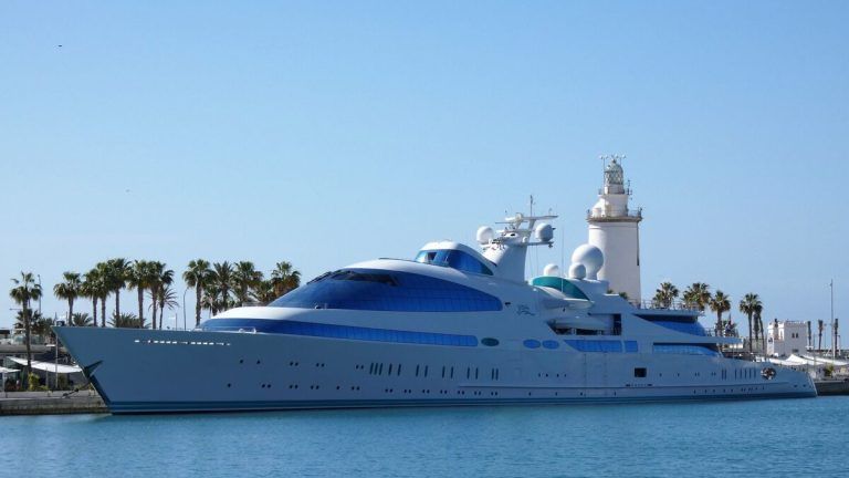 Atraca en Málaga Yas, el megayate de superlujo del príncipe heredero de Dubái