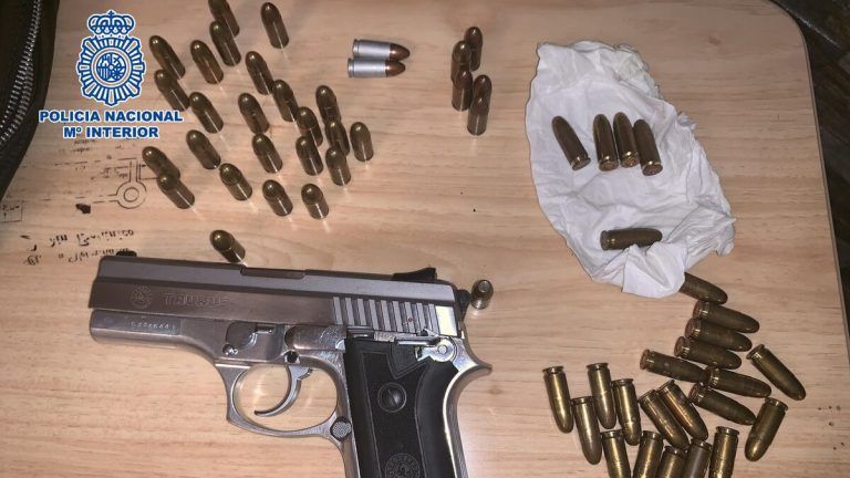 Incautan una pistola lista para abrir fuego y detienen al joven que la portaba en La Palmilla