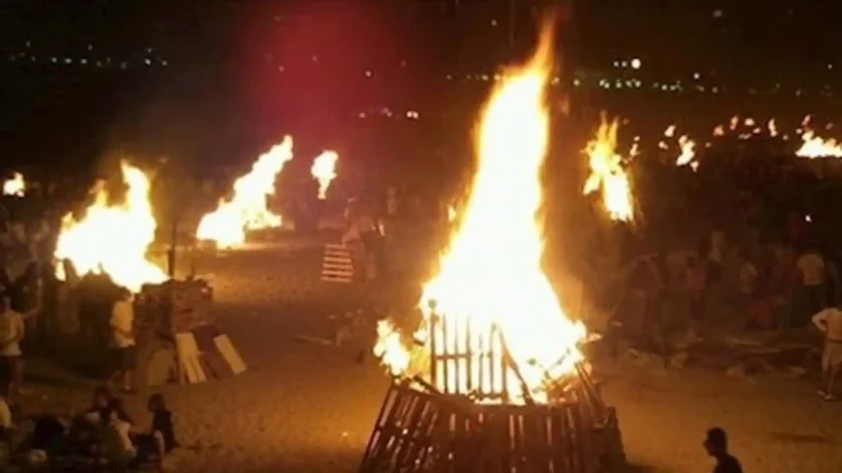 La playa de la Misericordia acoge San Juan con fuegos artificiales, música y un ‘júa’ alusivo al Málaga CF