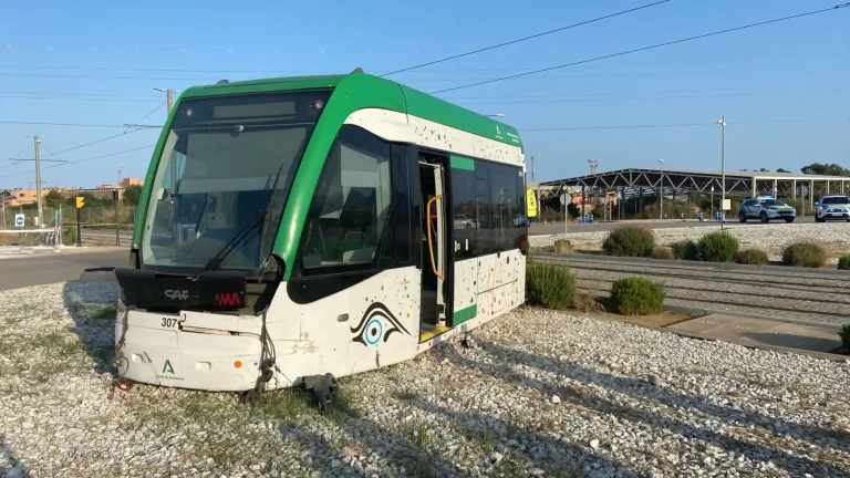 El Metro de Málaga arrolla a un turismo y descarrila en un accidente con cuatro heridos