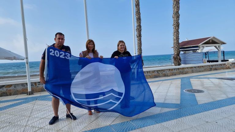 La playa de Algarrobo Costa luce ya la Bandera Azul que reconoce su calidad