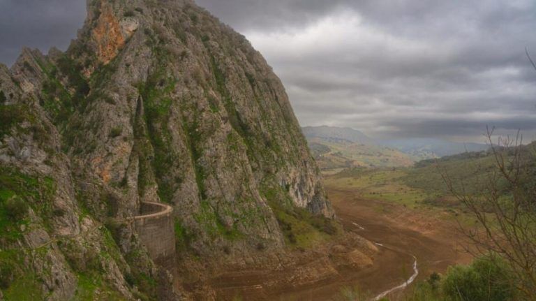 La impresionante ruta en Málaga por lo alto de una presa hasta una cueva de 50 metros de altura