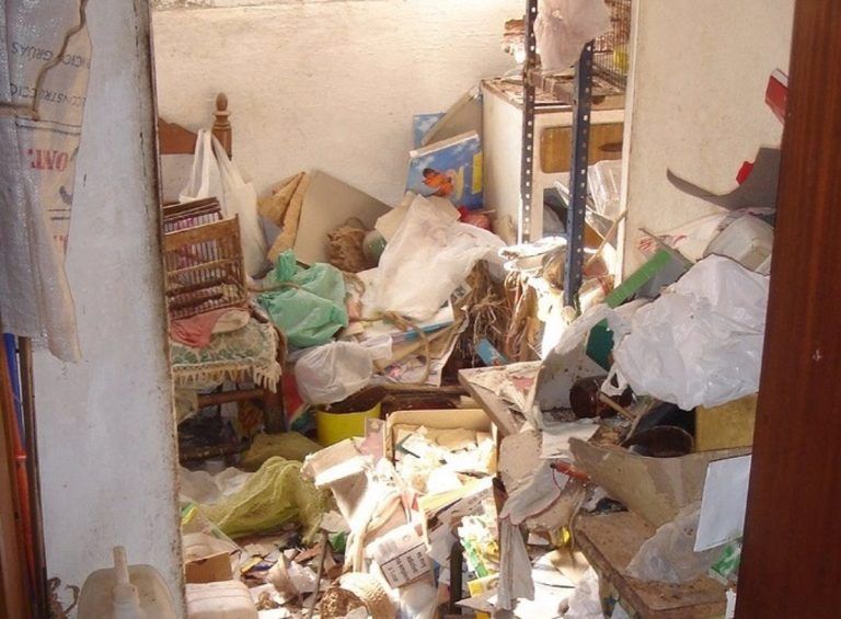 Rescatan a un menor que vivía entre basuras en Estepona y detienen a su padre