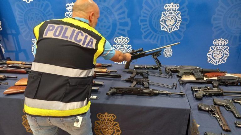 Localizado un arsenal de más de 50 armas de fuego y munición en una vivienda de Estepona