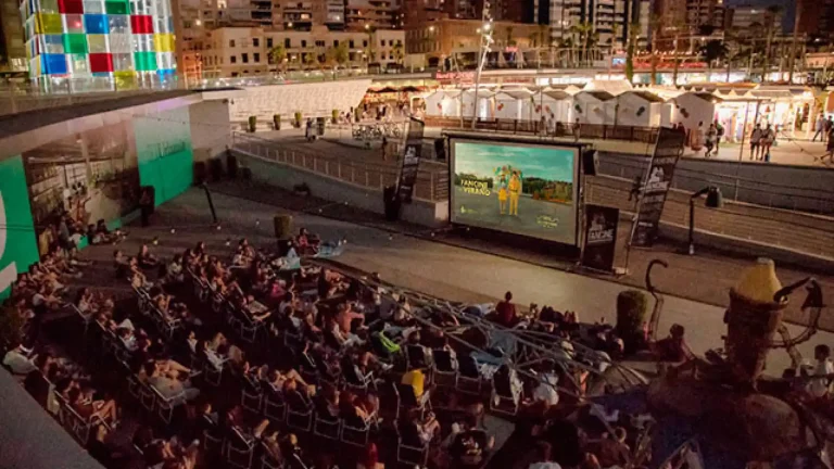 El Cine de Verano recorrerá todos los distritos de Málaga con 114 proyecciones en tres meses, hoy en el Muelle Uno