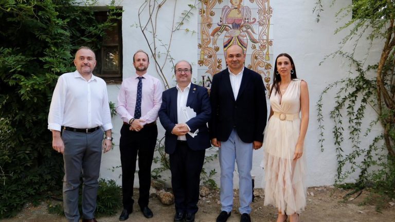 El legado de Antonio Gala brilla en la entrega del Premio de Poesía de Alhaurín el Grande