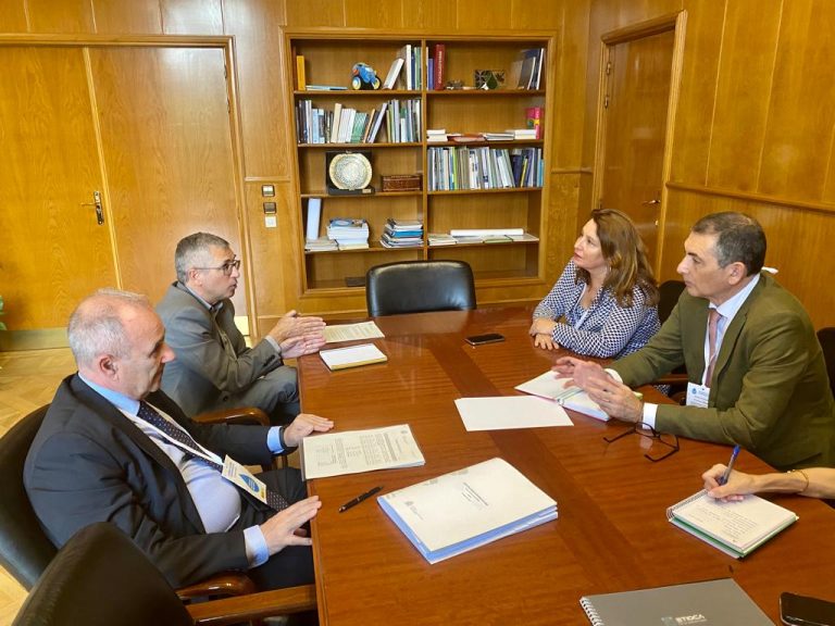 Carmen Crespo mantiene una reunión con el Gobierno de España para avanzar en desalación