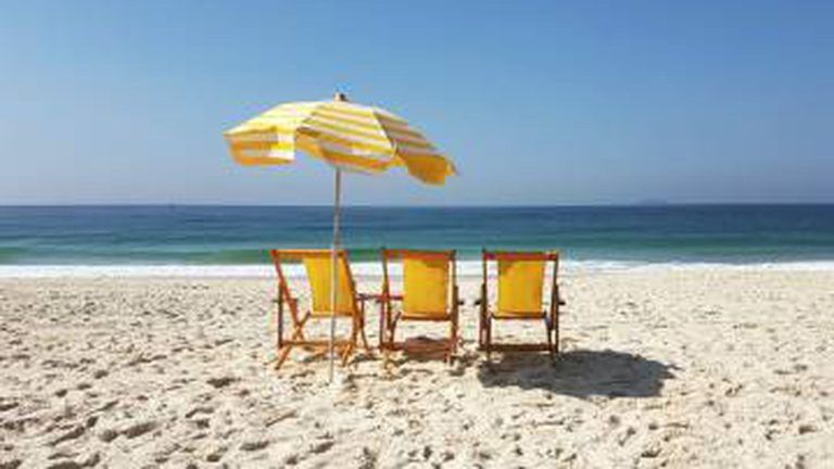 Sanciones a los que plantan sombrillas para guardar sitio en la playa: hasta 300 € de multa