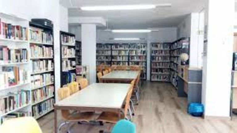 Almáchar adapta la catalogación de su biblioteca municipal para personas que no perciben los colores