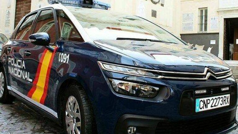 Una joven sale despedida de un coche tras ser apuñalada por su novio en Mijas